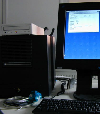 PowerMacincuibe mit Apple CD-Laufwerk
